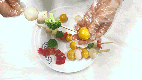 노란 치즈떡볼에 빨강 파프리카와 토마토 초록 브로콜리를 꽂아 만든 떡꼬치